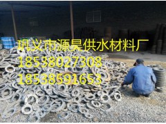 柔性防水套管法兰压盖材质为铸铁和钢制两种，作用为挤压橡胶密封圈变形以起到防水的目的，优缺点明显